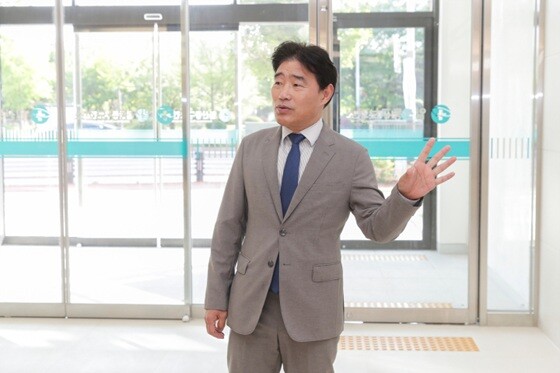 김운남 고양특례시의회 의장이 일산동구보건소 신축 청사 내부를 둘러보며 운영 현황을 점검하고 있다. 사진=고양특례시의회 제공