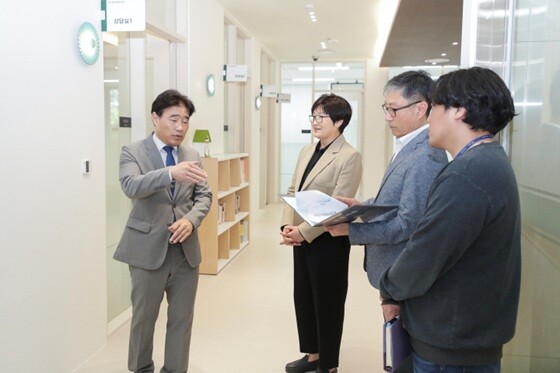 김운남 고양특례시의회 의장(왼쪽)이 일산동구보건소 신축 청사를 찾아 관계자들과 운영 현황에 대해 의견을 나누고 있다. 사진=고양특례시의회 제공