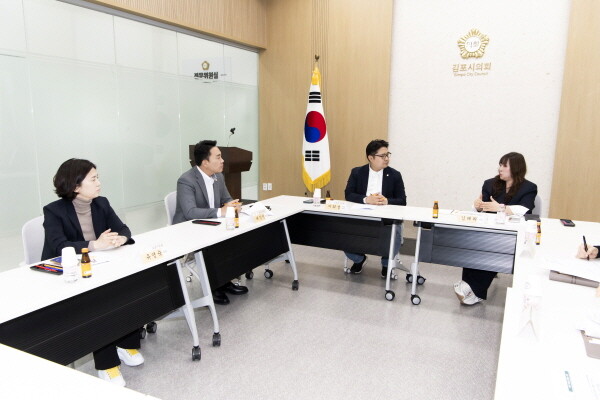 ‘김포시 FUNFUN한 축제 만들기 연구모임’은 8일 시의회 브리핑룸에서 정책연구용역 사전 간담회를 개최했다. 사진=김포시의회 제공