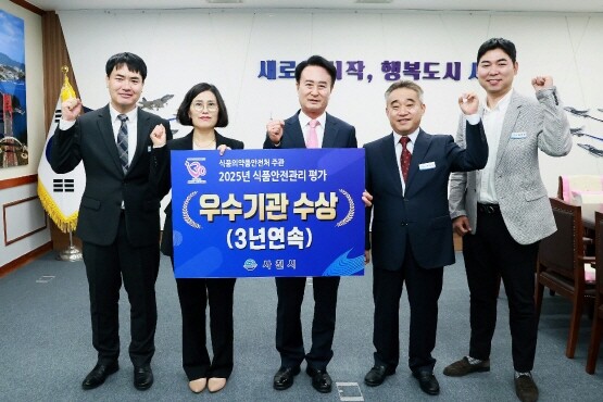우수기관 표창 수상 기념촬영 장면. 사진=사천시 제공