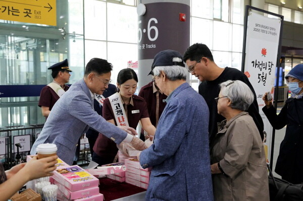 에스알이 가정의 달을 맞아 8일 수서역을 방문하는 고객들에게 간식 나눔 행사을 열고 있다. 사진=에스알 제공