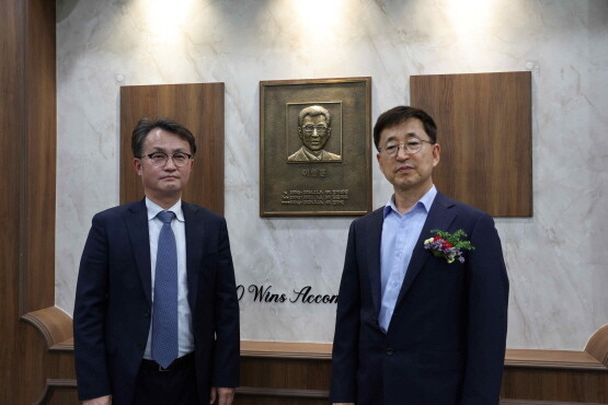 이종훈 마주(오른쪽)가 지난달 말 렛츠런파크 부산경남에서 열린 다승달성 행사에서 마주 명예의 전당 내 다이아몬드 부문에 헌액된 뒤 엄영석 한국마사회 부산경남지역본부장(왼쪽) 과 기념촬영을 하고 있다. 사진=렛츠런파크 부산경남 제공