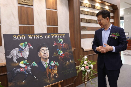 이종훈 마주가 300승 달성 기념으로 선물 받은 그림을 보며 기뻐하고 있다. 사진=렛츠런파크 부산경남 제공