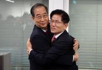 단일화 못했지만 껴안았다…김문수, 한덕수에 선대위원장 제안