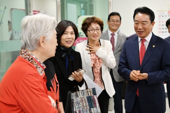 김해시서부노인종합복지관 방문 모습. 사진=경남도의회 제공