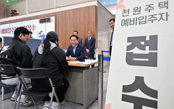 유정복 인천시장이 12일 시청 중앙홀에서 열린 '천원주택(전세임대주택)' 예비입주자 신청 접수를 받고 있다. 사진=인천시 제공