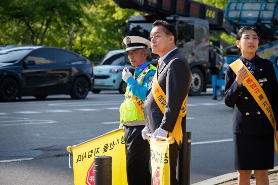 이재준 수원특례시장이 2024년 5월 10일 호매실동행정복지센터 앞 사거리에서 진행된 어린이 보행안전 캠페인에 참여하고 있다. 사진=수원특례시 제공