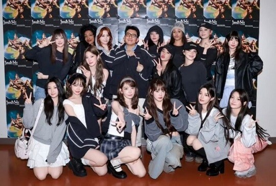 2024년 4월부터 지속돼 온 '하이브-민희진 사태'에서 침묵을 지켜온 방시혁 의장은 하이브 산하 레이블 소속 아티스트들과 함께 찍은 사진으로 근황을 알려왔다.  사진=방시혁 의장 인스타그램 캡처