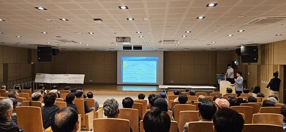금곡양정행정복지센터에서 열린 '시도 20호선 확장 사업' 주민설명회에서 관계자가 사업 내용을 설명하고 있다. 사진=남양주시 제공