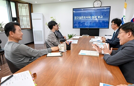 김동근 의정부시장(왼쪽)이 시청 시장실에서 열린 '제10차 걷고 싶은 도시 전략회의'에서 걷고싶은도시국의 성과 보고를 받으며 관계자들과 의견을 나누고 있다. 사진=의정부시 제공