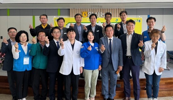 농촌왕진버스 운행 기념촬영 모습. 사진=경남농협 제공