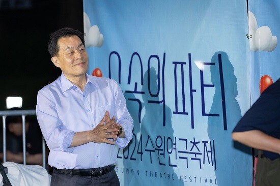이재준 수원특례시장이 지난해 경기상상캠퍼스에서 열린 수원연극축제 현장을 둘러보고 있다. 사진=수원특례시 제공