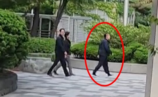 윤석열 전 대통령이 내란 우두머리 혐의 형사재판 다음날인 5월 13일 서울 서초구 아크로비스타 아파트 단지 내에서 여유롭게 산책하는 모습이 포착됐다. 붉은원 안의 인물이 윤 전 대통령이다. 사진=민웅기 기자