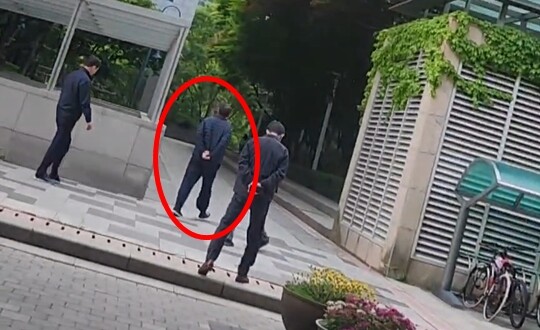 윤석열 전 대통령이 내란 우두머리 혐의 형사재판 다음날인 5월 13일 서울 서초구 아크로비스타 아파트 단지 내에서 여유롭게 산책하는 모습이 포착됐다. 붉은원 안의 인물이 윤 전 대통령이다. 사진=민웅기 기자