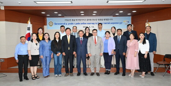 몽골 바가항가이구 및 기장군 관계자가 교류활동을 진행하고 기념촬영을 하고 있다. 사진=기장군 제공