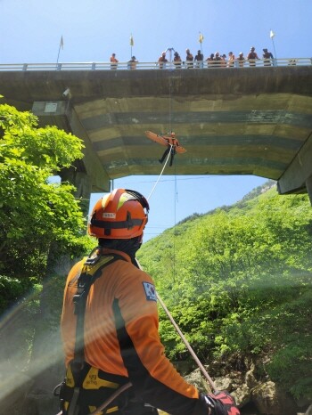 추락사고 대비 수직구조훈련 장면. 사진=경남도 제공