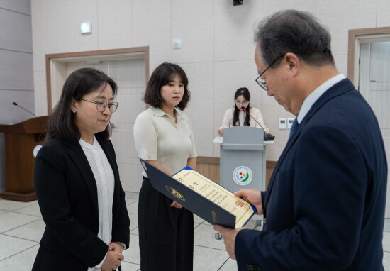 표창 전수 모습. 사진=부산교육청 제공