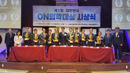 제1회 대한민국 온의학대상 초대 수상자들이 시상식 직후 온병원그룹 임원들과 기념촬영을 갖는 모습. 왼쪽부터 김동헌 온병원 병원장, 윤선희 의료법인 이사장, 김영국 교수, 박석주 교수, 최필조 센터장, 김치경 교수, 이종수 교수, 정근 온병원그룹 원장, 이정한 교수, 신용범 교수, 김정용 전 개성병원장, 김동해 이사장, 정정자 간호사, 윤성훈 온병원 진료원장, 임종수 행정원장. 사진=온병원 제공