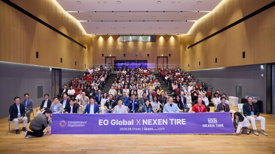 서울 마곡에 위치한 넥센타이어 중앙연구소를 방문한 EO 소속 회원들이 5월 17일 넥센타이어 임직원들과 함께 단체 기념사진을 촬영하고 있다. 사진=넥센타이어 제공