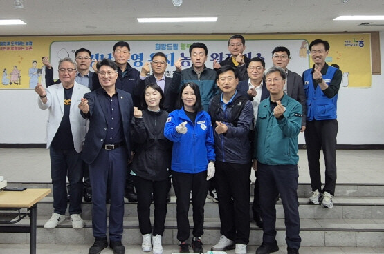 ‘농촌왕진버스’ 기념촬영 모습. 사진=경남농협 제공