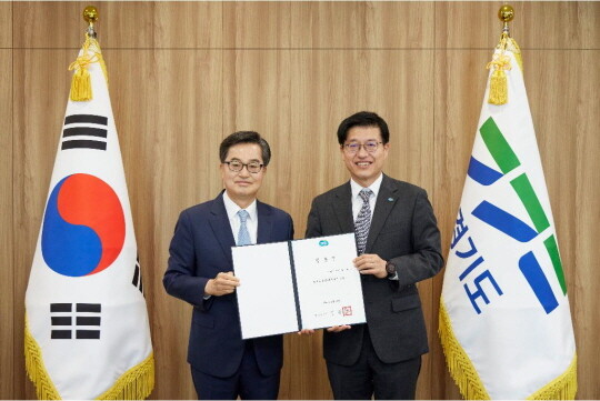 김동연 경기도지사가 김대순 행정2부지사에게 임용장 수여 후 기념촬영을 하고 있다. 사진=경기도