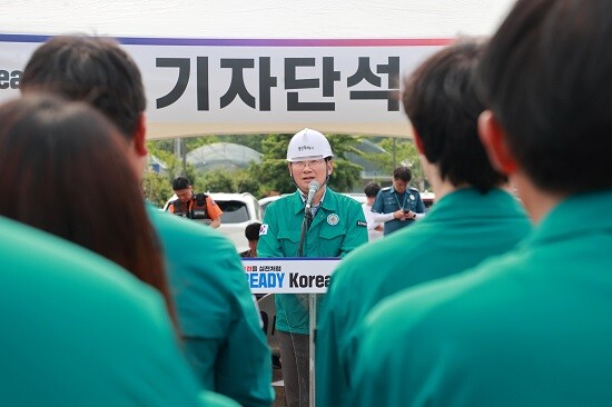 이상일 용인특례시장이 21일 '2025년 레디 코리아' 2차 훈련 실시한 뒤 강평을 하고 있다. 사진=용인특례시 제공