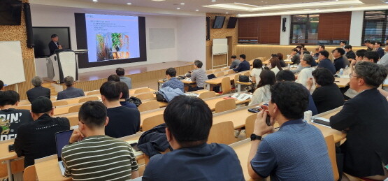 경상국립대학교(GNU)는 5월 20일 저녁 경상국립대학교 경영대학 대강의실에서 ‘우주항공산업 혁신을 위한 우주항공 비즈니스 전략’을 주제로 우주항공산업 육성 세미나를 개최했다. 사진=경상국립대 제공