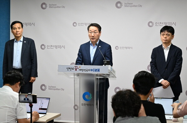 유정복 인천시장이 22일 시청 브리핑룸에서 백령·대청·소청도 유네스코 세계지질공원 지정 추진 중단과 관련한 시 입장을 발표하고 있다. 사진=인천시 제공