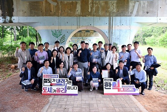 안산시가 21일 이민근 시장 주재로 현장 간부회의를 가진 뒤 기념촬영하고 있다. 사진=안산시 제공