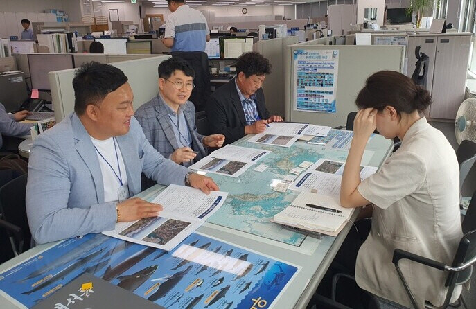 김제홍 사천부시장이 해양수산부를 방문 광포만 습지보호지역 국비 지원 필요성을 설명하고 있다.사진=사천시 제공