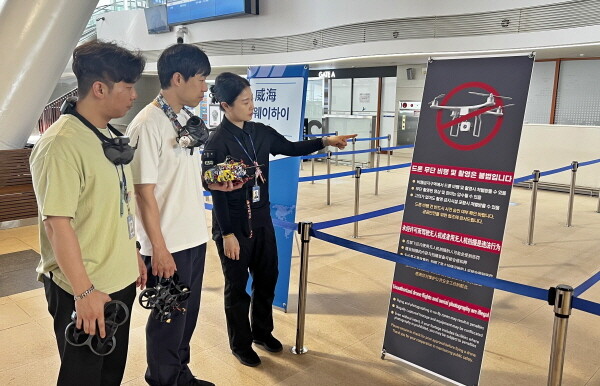 인천항 여객터미널 이용객을 대상으로 계도 활동을 하고 있다. 사진=인천항만공사 제공