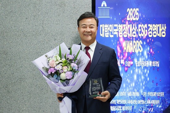 김성재 의왕시장이 24일 2025 대한민국 행정대상  시상식에서 대상을 수상한 뒤 기념촬영하고 있다. 사진=의왕시 제공