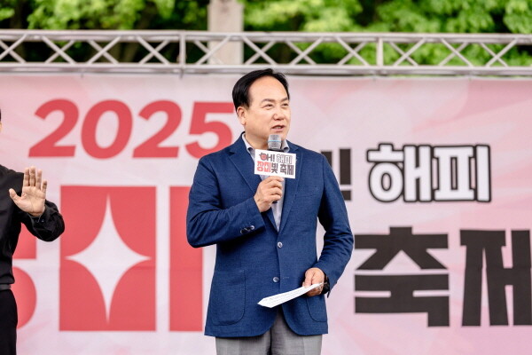 이권재 오산시장이 ‘오! 해피 장미빛 축제’ 개막식에서 인사말을 하고 있다. 사진=오산시 제공