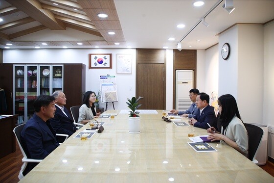 주광덕 남양주시장과 최흥순 경춘공원묘원 이사장 등 관계자들이 남양주시청 시장 집무실에서 시민 전용 묘역 운영을 위한 재협약 체결에 앞서 의견을 나누고 있다. 사진=남양주시 제공
