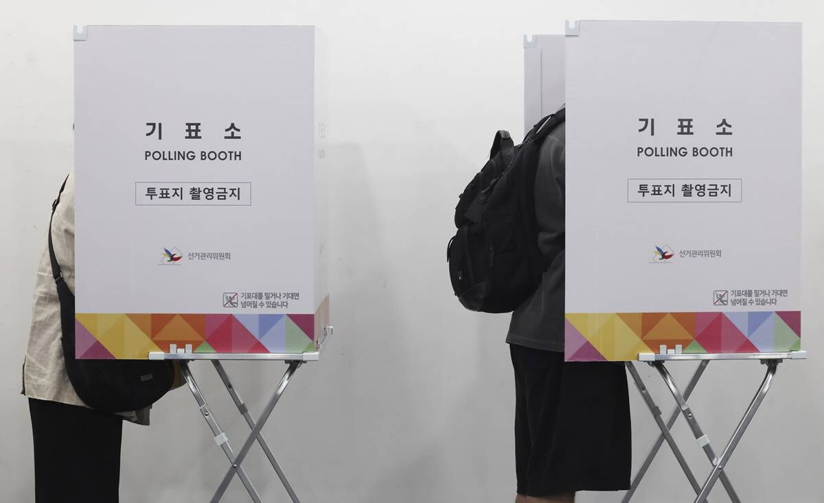 제21대 대통령 선거 사전투표 첫날인 29일 서울 강남구 역삼1동주민센터에 마련된 사전투표소를 찾은 유권자들이 투표를 하고 있다. 사진=박정훈 기자