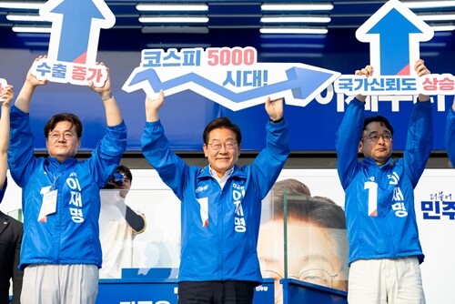 이재명 대통령이 후보 시절이던 지난 5월 29일 오후 서울 서초구 서울고속버스터미널 광장에서 열린 서초구·강남구 유세에 참석해 코스피 상승 퍼포먼스를 선보이고 있다. 사진=사진공동취재단