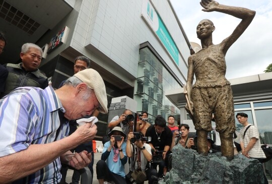 2017년 8월 12일 서울 용산역 광장에서 열린 '강제징용 노동자상 제막식'에서 강제징용 피해자인 김한수(당시 99세) 할아버지가 눈물을 흘리고 있다. 사진=연합뉴스