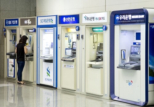 서울 시내 한 빌딩에 설치된 시중은행 ATM. 사진=임준선 기자