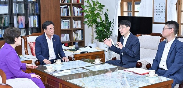 10일 대구시의회에서 김정기 대구시장 권한대행, 이만규 대구시의회의장, 강은희 대구시 교육감이 새정부 출범에 따른 현안 사업 협조를 두고 논의를 하고 있다. 사진=대구시 제공