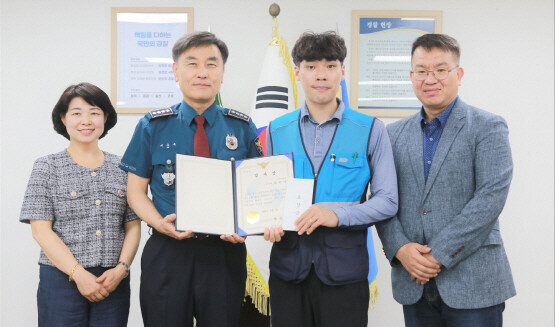 감사장 수여 장면. 오른쪽부터 박상윤 진주우체국장, 최원홍 집배원, 제옥봉 진주경찰서장, 박영수 진주우체국 우편물류과장. 사진=부산지방우정청 제공