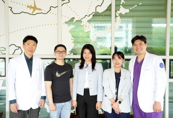 (왼쪽부터) 오승욱 교수, 만다 사트리아 체사리오, 멜리 수산티, 김지은 간호사, 임채완 교수. 사진=국제성모병원 제공
