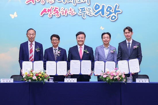 김성제 의왕시장이 13일 종합병원 설립과 관련해 주요 관계자들과 이행협약을 체결한 뒤 기념촬영하고 있다. 사진=의왕시 제공
