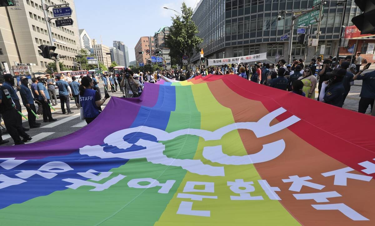 지난 2023년 서울 을지로 일대에서 열린 제24회 서울퀴어문화축제 참가자들이 도심 행진을 하고 있다. 사진=박정훈 기자
