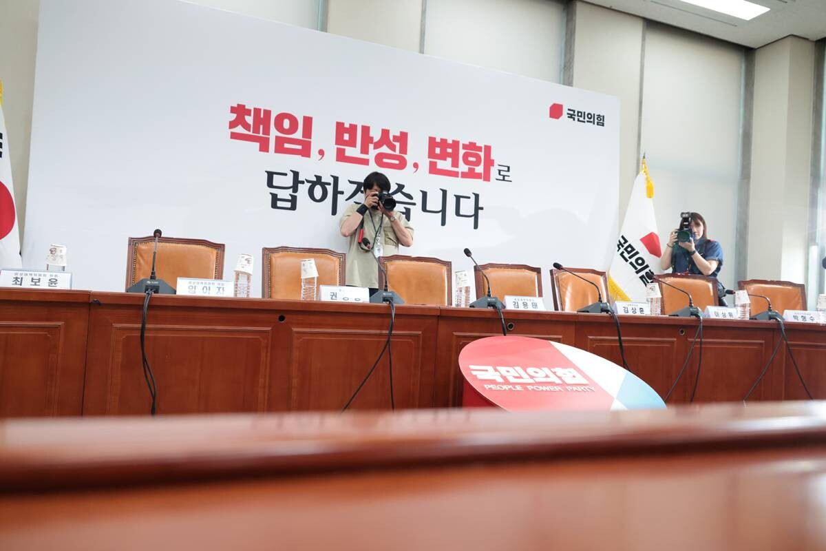 지난 5일 서울 여의도 국회에서 열릴 예정이었던 국민의힘 비상대책위원회의가 비공개 회의로 진행되면서 관계자들이 회의장을 정리하고 있다. 사진=박은숙 기자