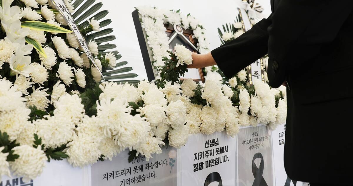 지난 5월 24일 제주도교육청에 마련된 분향소에서 학생 가족의 민원에 시달리다 숨진 제주 모 중학교 교사를 추모하는 사람들의 발길이 이어지고 있다. 사진=연합뉴스
