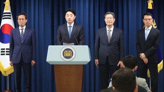 지난 8일 강훈식 대통령 비서실장이 정무, 홍보, 민정 수석 인선을 발표하고 있는 모습. 오광수 전 민정수석은 오른쪽에서 두 번째. 사진=연합뉴스