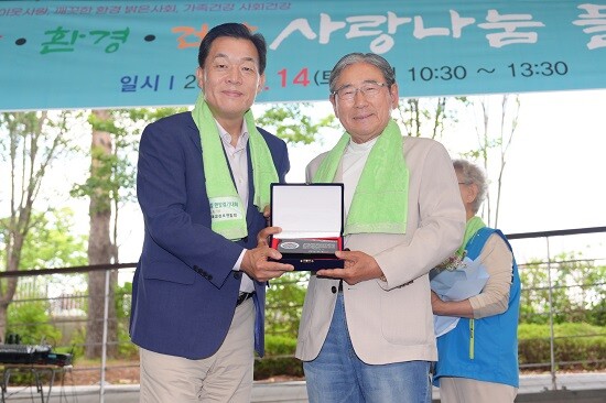 이재준 수원특례시장이 감사패를 받고, 맨발걷기운동본부 박동창 회장과 기념촬영을 하고 있다. 사진=수원특례시 제공