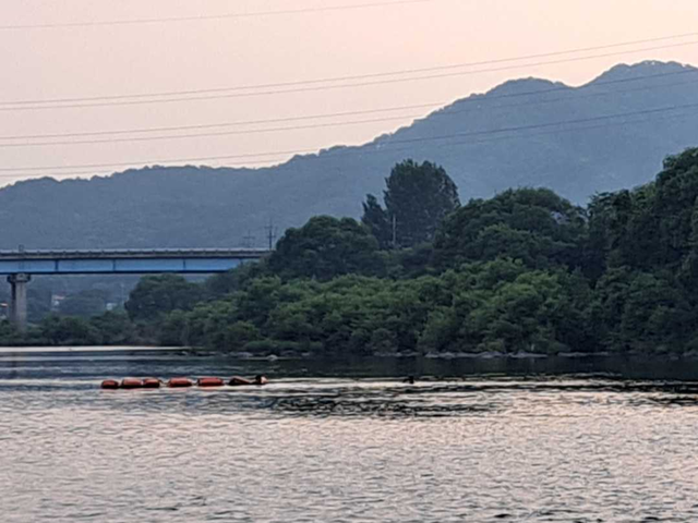 6월 16일 강원 홍천군 홍천강에서 물놀이하다 실종된 10대 남학생을 찾기 위해 소방당국이 수색 작업을 벌이는 모습. 사진=강원특별자치도소방본부 제공