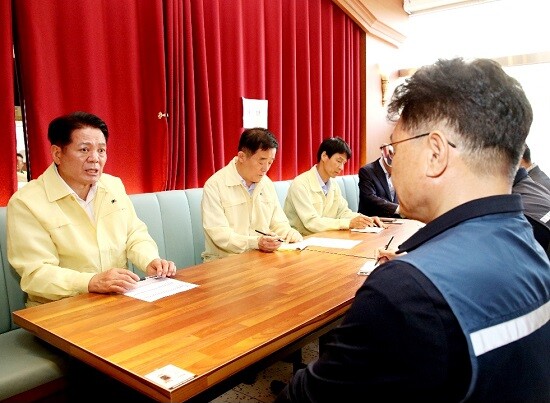 최대호 안양시장과 강득구 국회의원이 18일 신안산선 붕괴사고 관련해 시행사와 시공사 관계자들을 만나 이야기를 나누고 있다. 사진=안양시 제공