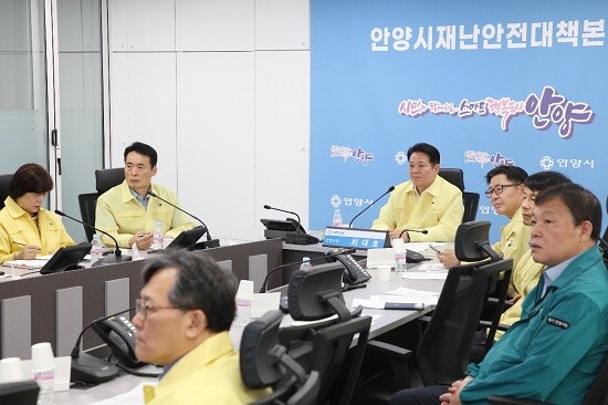 경기도 주관 여름철 재난 대비태세 점검 영상회의에 참석한 최대호 안양시장. 사진=안양시 제공
